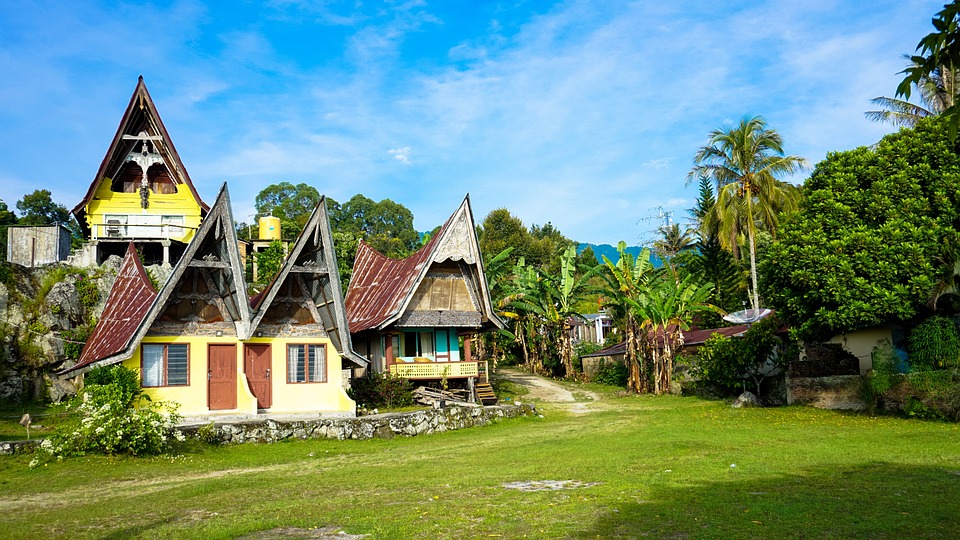 rumah adat bolon.jpg