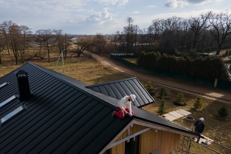 long-shot-roofer-working-with-helmet_23-2149343709.jpg