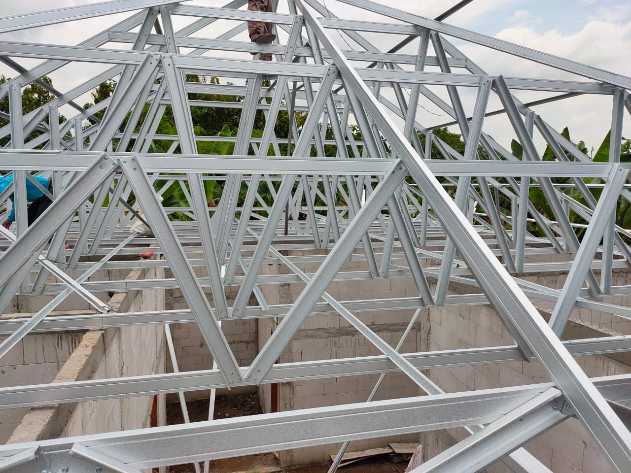 Kokoh dan Tahan Lama! Begini Cara Pasang Rangka Baja Ringan.jpg